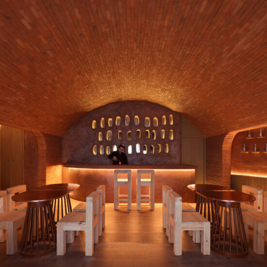 Arquitectura y Diseño | 70㎡,墨西哥红砖结构洞穴式蒸馏酒酒吧