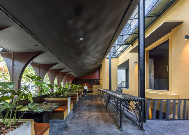 Takashi Niwa Architects|840㎡,越南河内Yazawa矢泽烤肉店