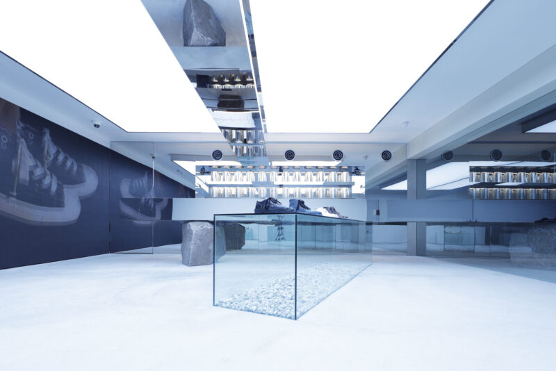 Insideout | 47㎡,东京原宿URA概念店-未来主义与鞋