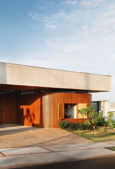 Laercio Fabiano Arquitetura|230㎡,巴西巴乌鲁原木色开放式平层别墅