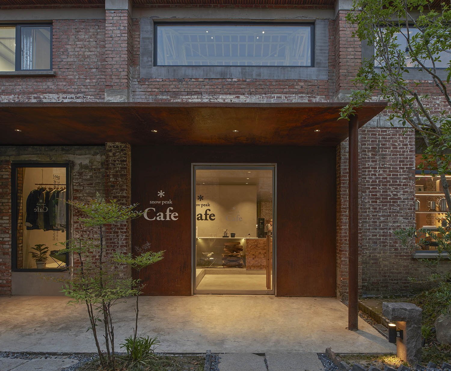 户外主题咖啡店设计,咖啡店设计方案,咖啡店设计案例,咖啡店设计,杭州,开放式咖啡店,山系咖啡店,厂房改造,苏州,Snow Peak Cafe 苏州美罗小奢中心店,KiKi建筑设计事务所