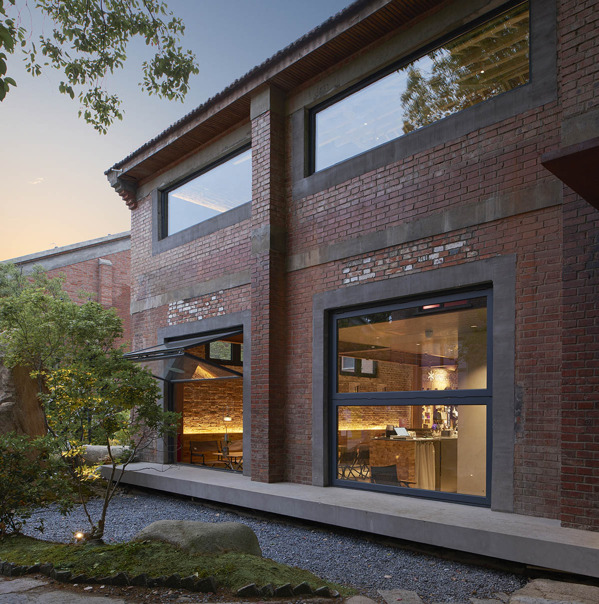 户外主题咖啡店设计,咖啡店设计方案,咖啡店设计案例,咖啡店设计,杭州,开放式咖啡店,山系咖啡店,厂房改造,苏州,Snow Peak Cafe 苏州美罗小奢中心店,KiKi建筑设计事务所