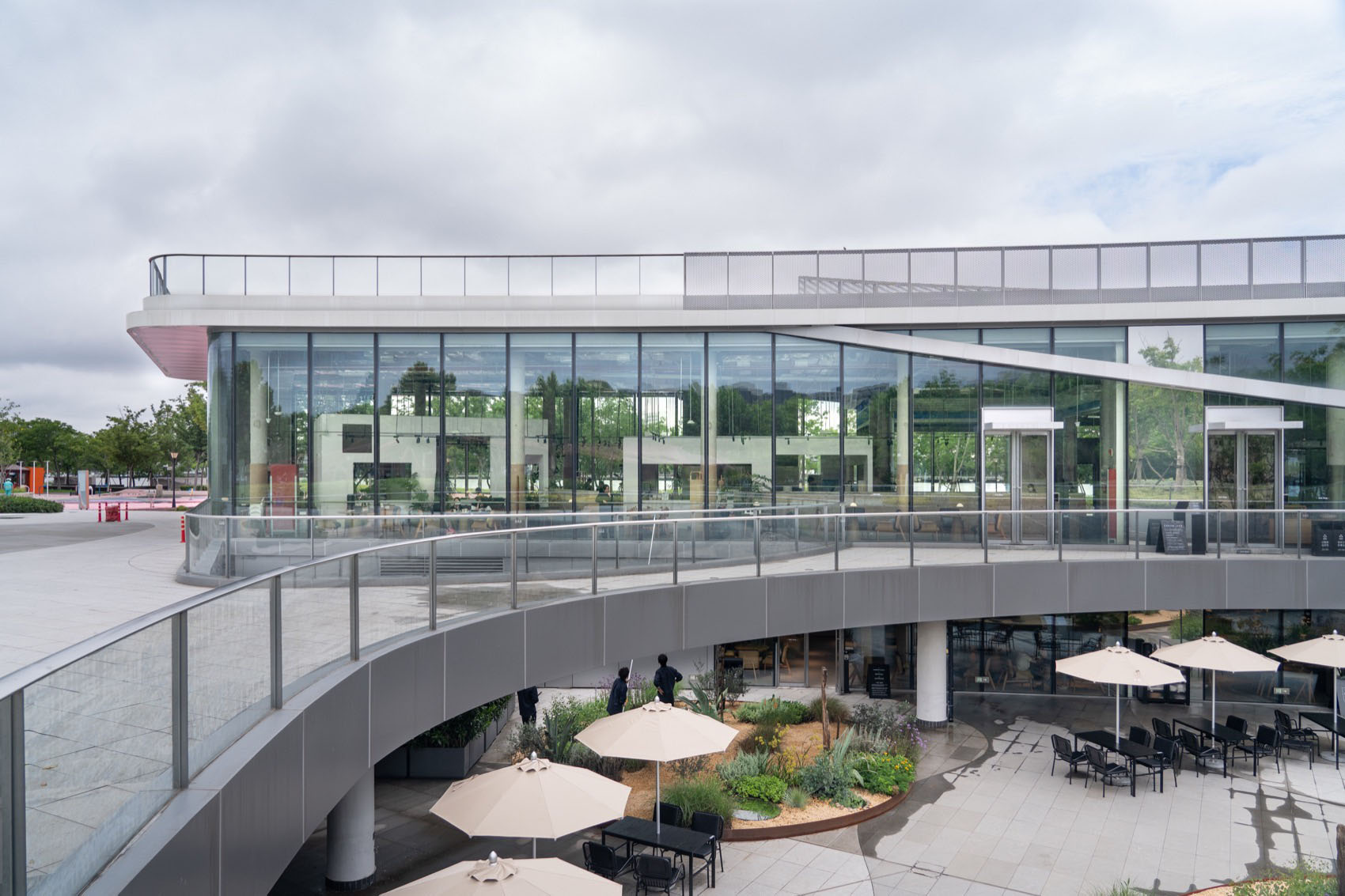 森系咖啡店设计,咖啡店设计方案,集合店设计,咖啡店设计案例,咖啡店设计,开放式咖啡店,建筑改造,一尺花园上海前滩休闲公园店,上海,大形建筑设计