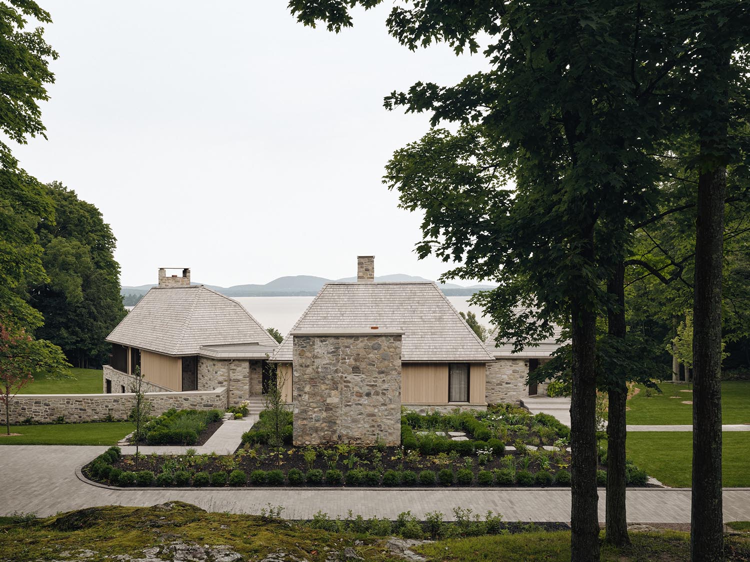 别墅设计,别墅设计案例,Atelier Carle,建筑改造,极简主义,极简风格,湖景别墅,加拿大