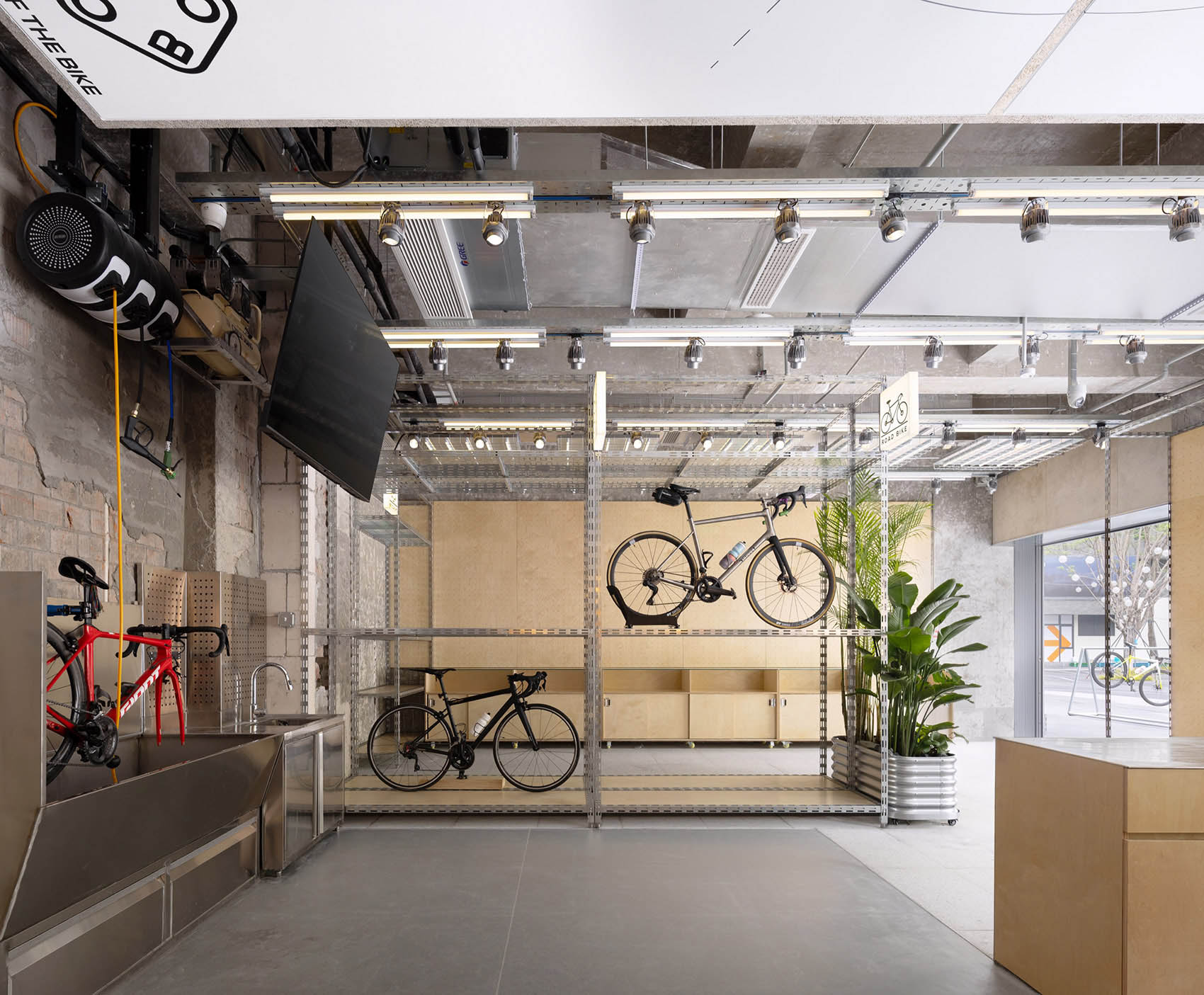 零售店设计,骑行零售店,俱乐部设计,骑行俱乐部,自行车骑行俱乐部设计,商店设计,工业风骑行俱乐部,骑行店设计,武汉+成都OOTB骑行俱乐部,武汉,成都,+SONO STUDIO