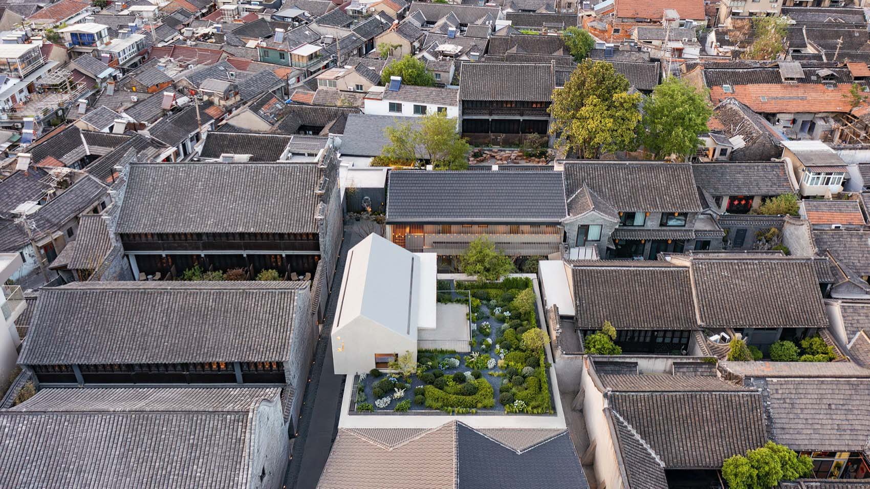 建筑改造,建筑设计,酒店改造,酒店设计,老房子改造酒店,度假酒店设计,现代园林式酒店,酒店设计案例,酒店设计方案,江苏扬州广陵有熊酒店,江苏扬州,B.L.U.E.建筑设计事务所,青山周平