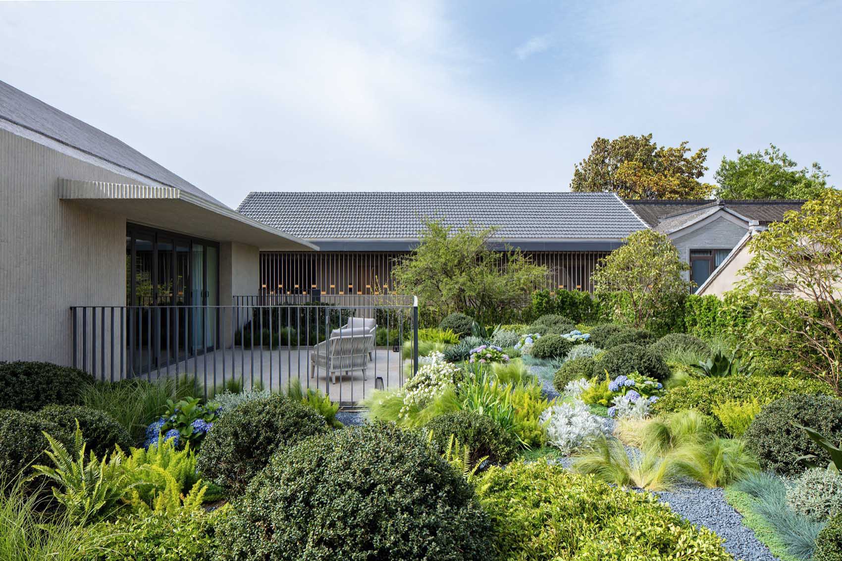 建筑改造,建筑设计,酒店改造,酒店设计,老房子改造酒店,度假酒店设计,现代园林式酒店,酒店设计案例,酒店设计方案,江苏扬州广陵有熊酒店,江苏扬州,B.L.U.E.建筑设计事务所,青山周平