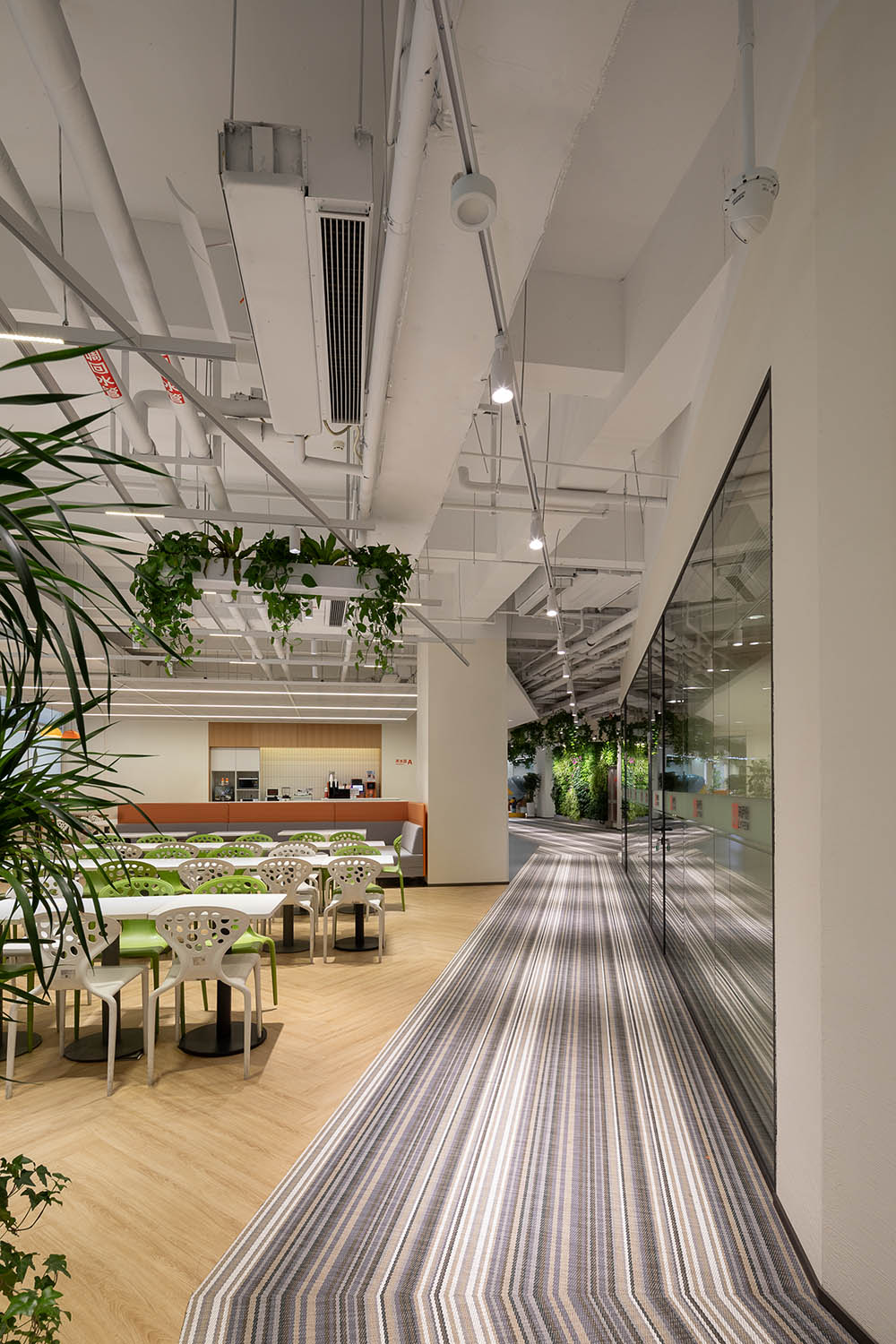 办公室设计,企业总部设计,企业总部办公室,创意办公室设计,森系办公室,办公室设计案例,办公室设计方案,开放式办公室,上海来伊份管理总部:以人为本的森系乐园,上海,筑掣科技