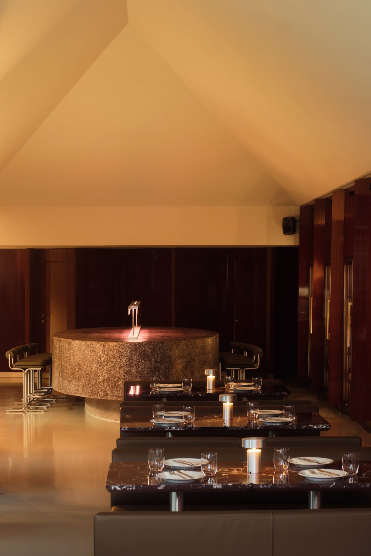 餐厅设计,餐酒吧设计,休闲餐厅设计,AÉ02,酒吧餐厅,餐厅设计案例,餐厅设计方案,罗马尼亚,布加勒斯特,休闲酒吧餐厅