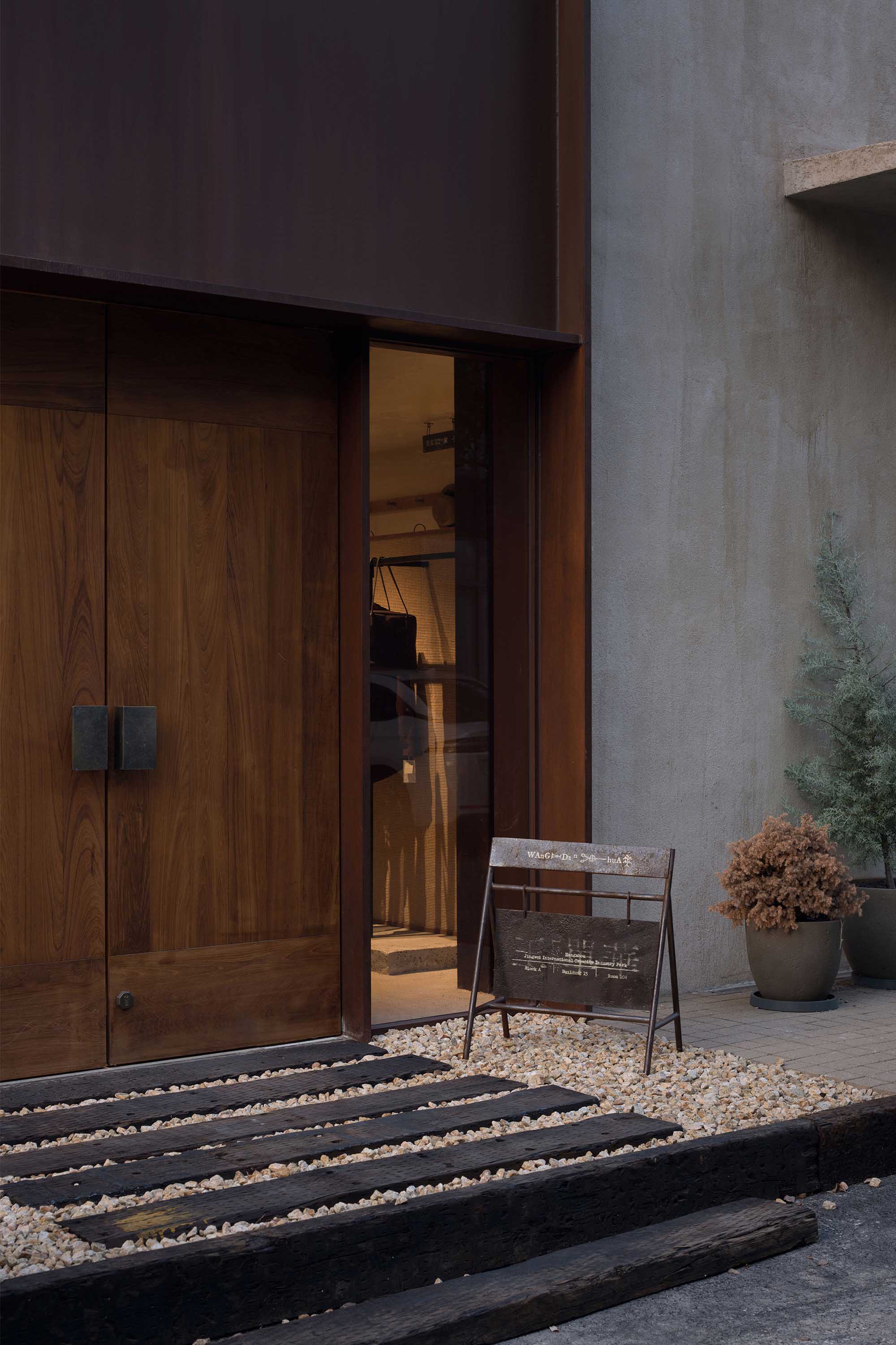 复合型商业空间,服装零售店设计,弥生空间设计,厂房改造商业空间,服装店设计案例,服装店设计方案,零售店设计,杭州,王單華服装集合店,弥生设计,经纬天地创意园