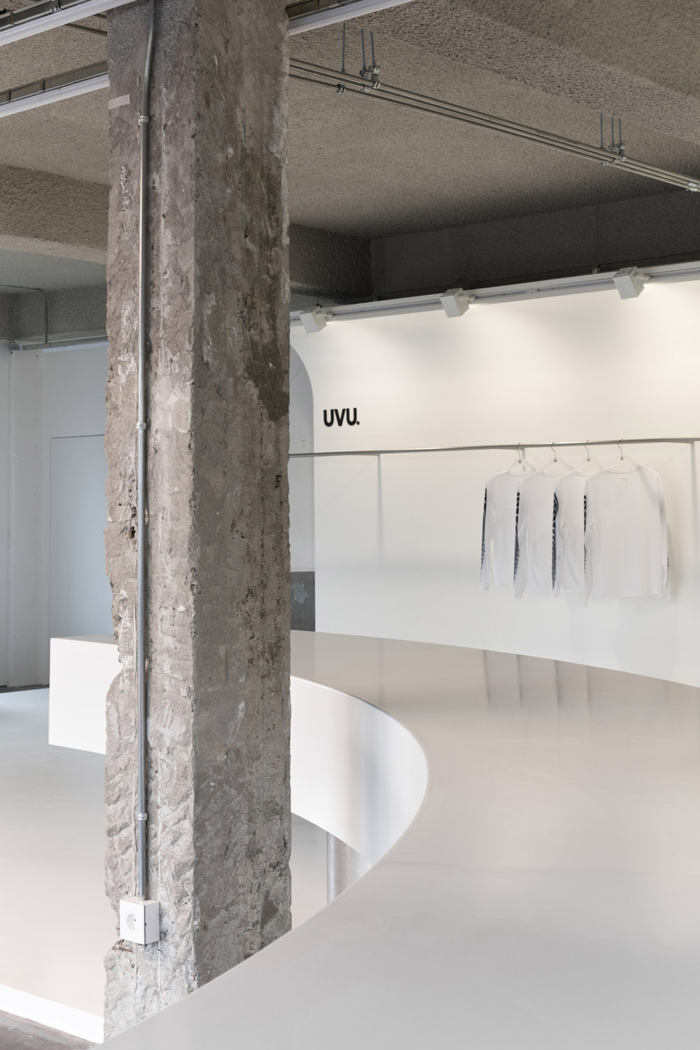 Two-Fold,零售店设计,UVU Seoul Flagship Store,韩国,首尔,服装店,极简风格,店铺设计,工业建筑改造