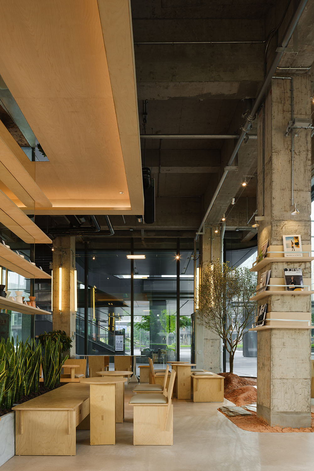 咖啡店设计,开放式咖啡店,松弛感咖啡店,商务中心咖啡店,咖啡店打卡,咖啡店装修,咖啡店设计案例,咖啡店设计方案,长沙达美Seesaw咖啡店:遗落在都市CBD里的一抹红土,长沙,紫宇宙设计