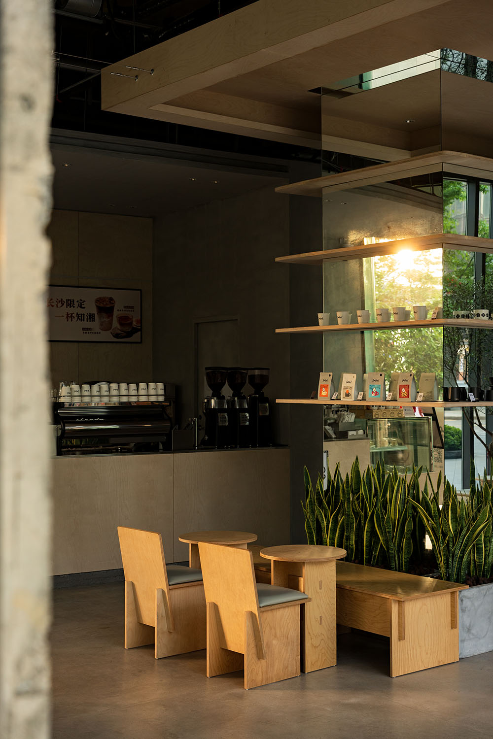 咖啡店设计,开放式咖啡店,松弛感咖啡店,商务中心咖啡店,咖啡店打卡,咖啡店装修,咖啡店设计案例,咖啡店设计方案,长沙达美Seesaw咖啡店:遗落在都市CBD里的一抹红土,长沙,紫宇宙设计