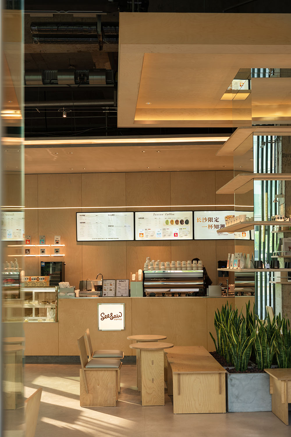 咖啡店设计,开放式咖啡店,松弛感咖啡店,商务中心咖啡店,咖啡店打卡,咖啡店装修,咖啡店设计案例,咖啡店设计方案,长沙达美Seesaw咖啡店:遗落在都市CBD里的一抹红土,长沙,紫宇宙设计