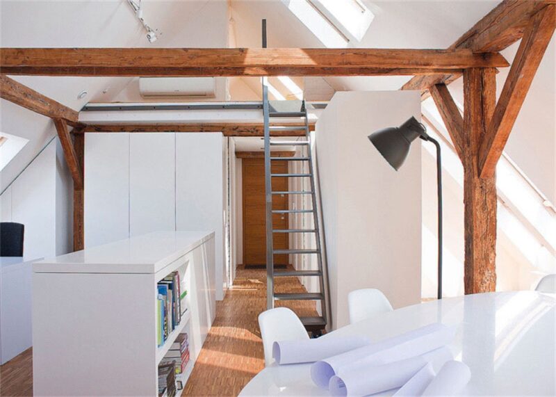 在阁楼里的建筑设计工作室