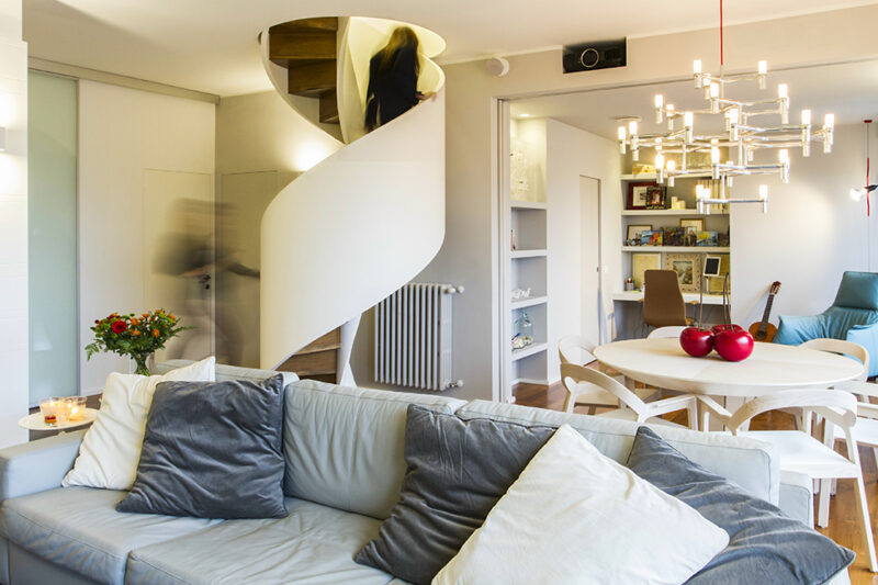 米兰优美的旋转楼梯公寓