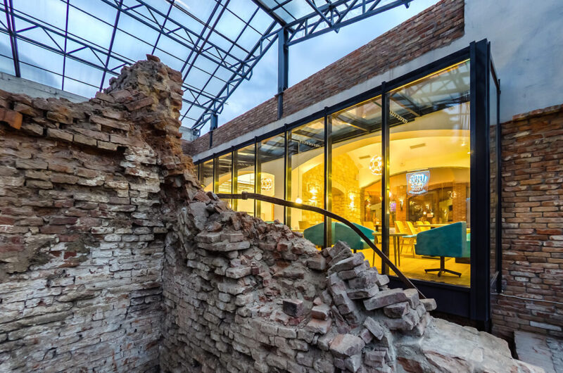 乌克兰与历史建筑共存的商业空间