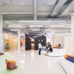 马德里清爽色调的广告公司办公室