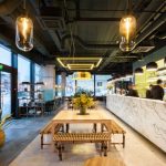 罗马尼亚生机盎然的绿色餐厅