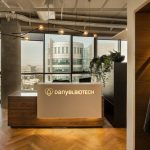 以色列生物科技公司工业风格办公室设计