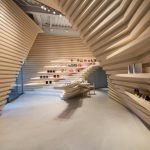 白石画廊・中国台北–隈研吾首次画廊设计，标签式实木结构重塑白盒子