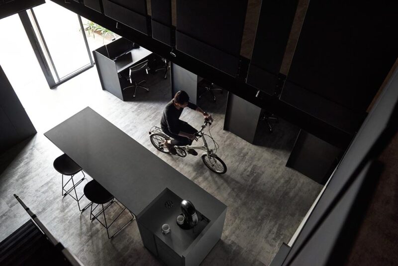台北「墨色显影」-激发工作者无限创意的酷黑工作室设计