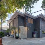 这间水泥办公小楼有个小花园