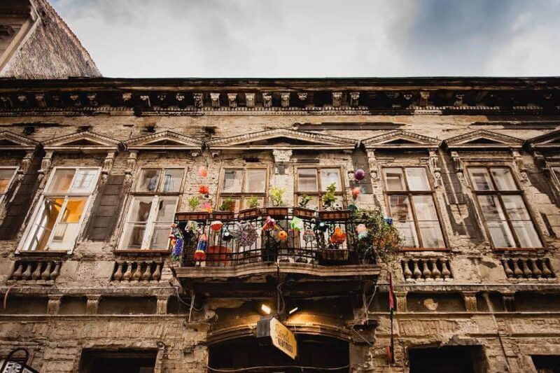 废墟酒吧的恶趣味浪潮：布达佩斯 SZIMPLA RUIN BAR