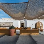 kapsimalis将圣托里尼岛上废弃的土地改造成一个开放市场