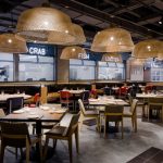 上海这家海鲜餐厅有一面置物篮做的墙