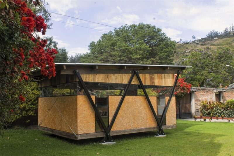 一间用回收材料建造的可拆卸工作室