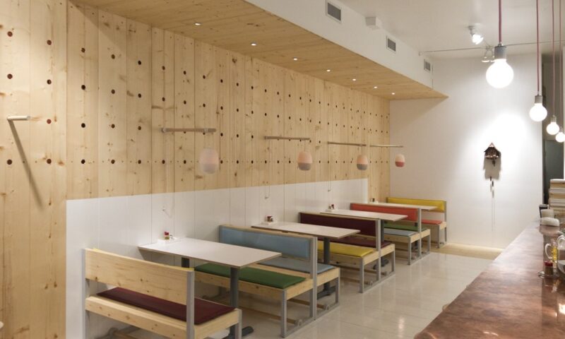 云杉木装饰的Bestie餐厅