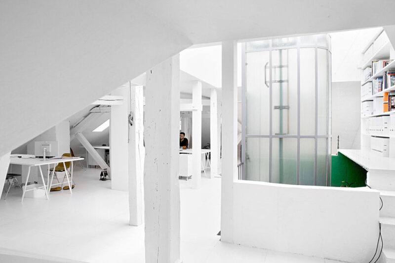 日内瓦阁楼中的办公室