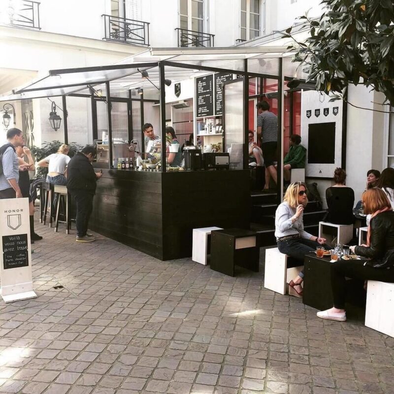 庭院里的透明咖啡屋，巴黎HONOR CAFÉ