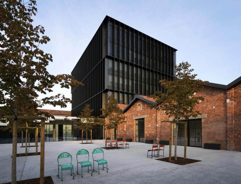 米兰20年代飞机装配厂房改造之Gucci全新办公区设计