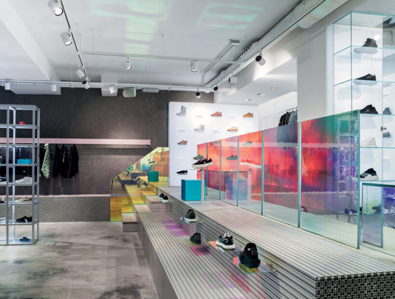 建筑改造之旧机械车间改造潮流店铺设计