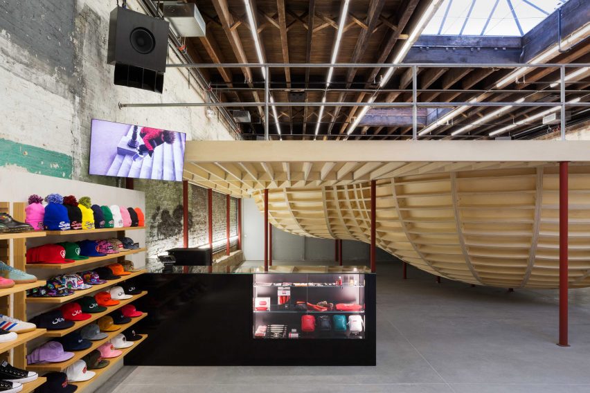 商业空间，Supreme品牌店设计，零售体验店设计，精品店设计，仓库改造，建筑改造