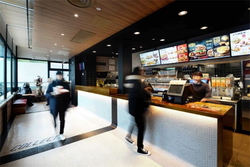 杭州剧院旁这家KFC店长有90米宽只有4米