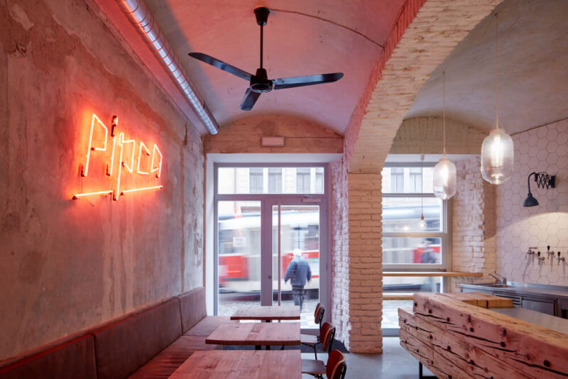 建筑改造之布拉格街头小食馆Pipca店面设计