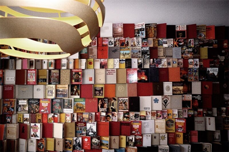 穿梭门窗与书页间，柏林MICHELBERGER HOTEL酒店设计