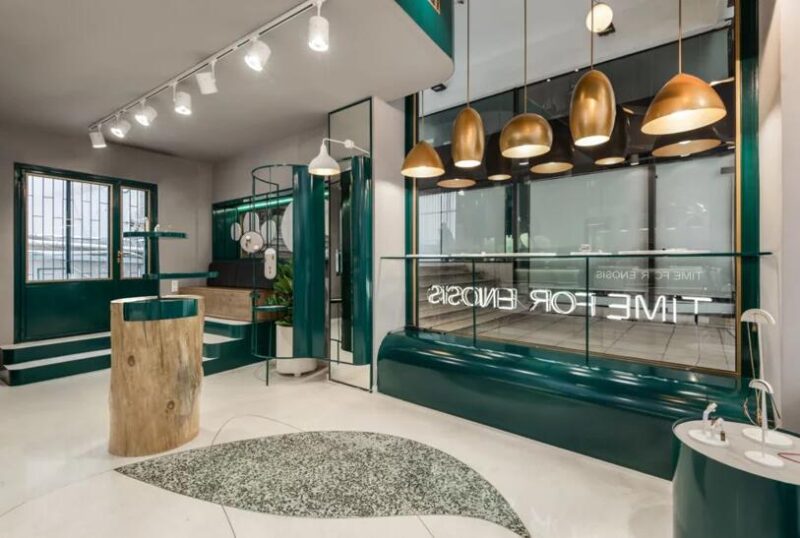 雅典这家珠宝店大胆的使用了深绿与金色搭配