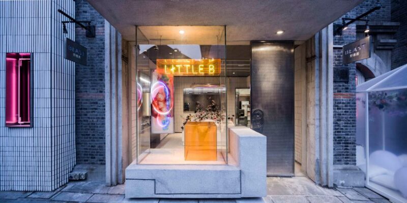 Neri&Hu在上海这家零售店使用了白釉瓷砖和霓虹灯