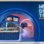 这家餐厅的设计灵感来自于日本樱花盛开的隧道