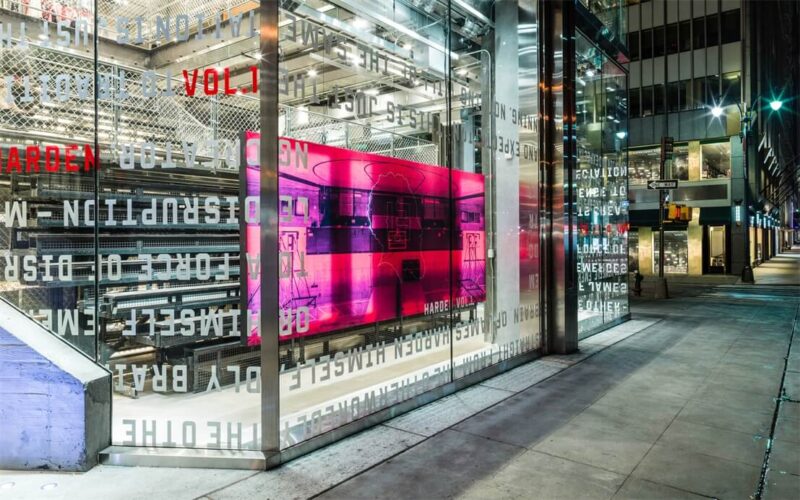 从美国高中体育馆汲取灵感，阿迪达斯纽约旗舰店设计