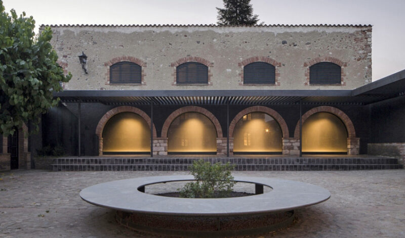 光影变化之美，西班牙旧农舍改造现代地窖式别墅