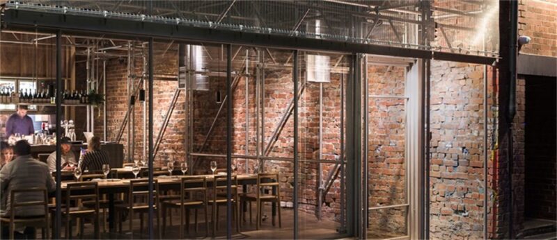 在两栋建筑物的空隙之间用脚手架搭建一个美食空间