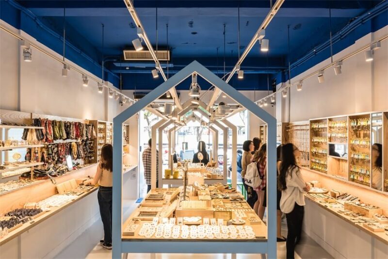 打破街道立面规则，台中一间饰品商店设计