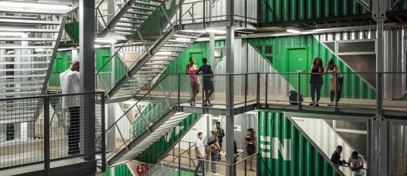 这栋模块化住宅楼由140个集装箱组成