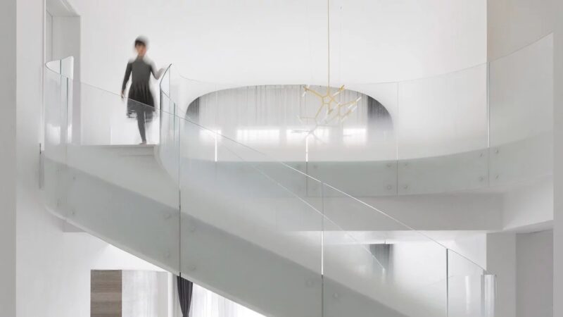 kos+zerebecky为上海这座豪宅设计了雕塑感云梯