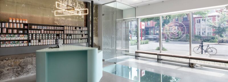 蒙特利尔废弃照相馆改造兽医医院和住宅设计